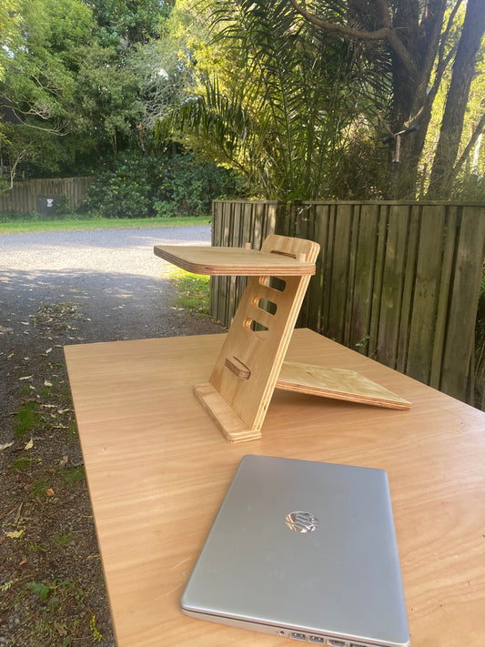Adjustable standing desk